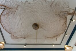 抬頭一看天花板有一張大大的漁網，用以見證安平當年的漁業盛況。