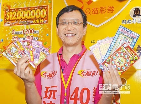 刮刮樂銷售高手張永豐去年加入台彩銷售行列,因獨特銷售技巧且誠心迎接客人,成為「刮刮樂銷售達人」。(季志翔攝)