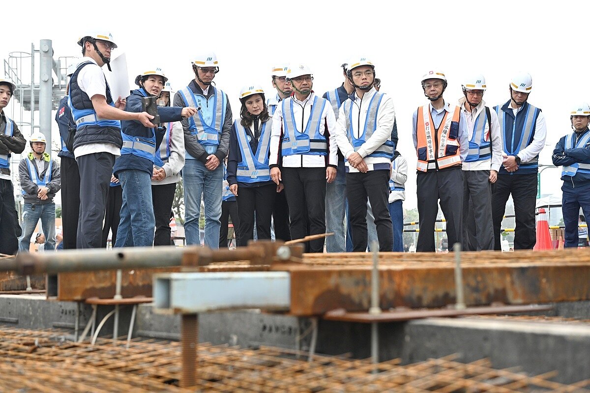淡江大橋將於5月12日通車，為使通車後交通更順暢，日前新北市府團隊視察新北捷運淡海線第二期先期工程施作情形。圖／新北市政府提供