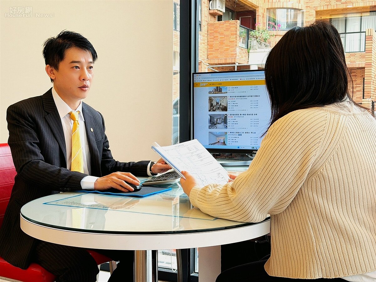 鄭建志店長(圖左)協助屋主處理複雜交易,從權狀補發到過戶,每一步都以專業守護客戶權益。圖/永慶房產集團提供