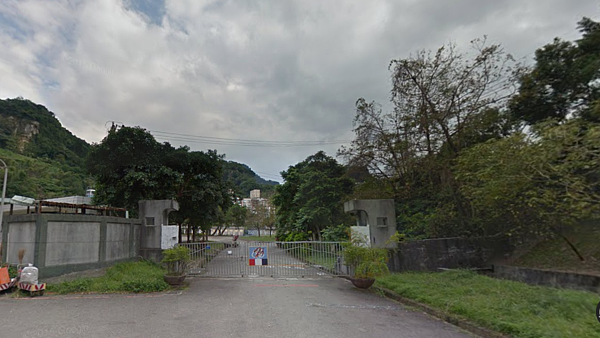 柯文哲原定於永春坡營區興建2000戶公宅,改為濕地公園。(翻攝自Google Map)