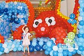 夏日狂想曲　10萬顆氣球拼出大型動物
