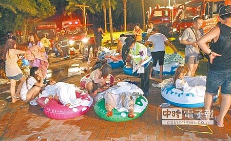 重回現場 →八仙樂園上月27日發生粉塵爆炸事件,圖為當時大家合力將傷患送出急救。(本報資料照片)