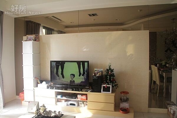 4.客廳以鏡子做裝飾,空間雖小視覺上卻很開闊。