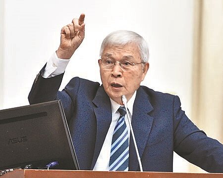 
中央銀行總裁楊金龍認為，中東戰爭事件導致資金外流，但到目前為止是可控的，且股市上漲到高點出現某程度的調整，屬於正常現象。圖∕顏謙隆
