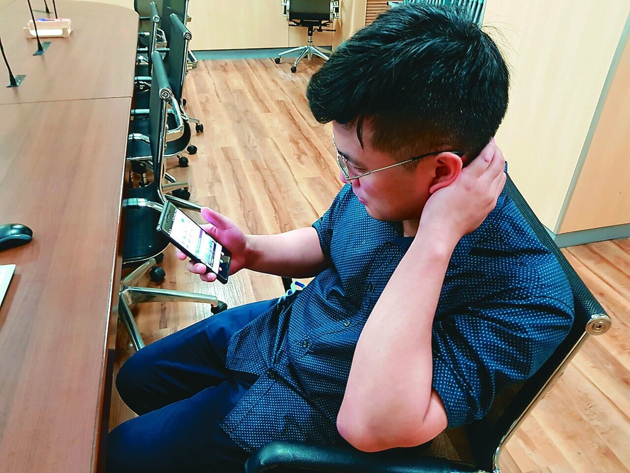 醫師建議,打斷久坐傷害不需要劇烈運動,日常瑣碎的「微活動」如走到茶水間倒水、洗碗或站著回信,就能顯著降低久坐帶來的健康風險。聯合報系資料照