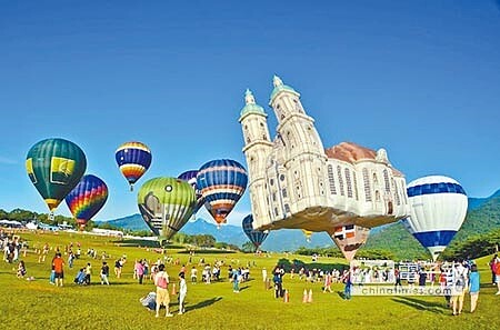 大教堂升空鹿野高台新亮相的大教堂造型熱氣球,吸引許多人朝聖。(莊哲權攝)