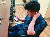 別黏在椅子上！醫曝上班族久坐「這時數」是紅線：死亡風險狂飆近3倍