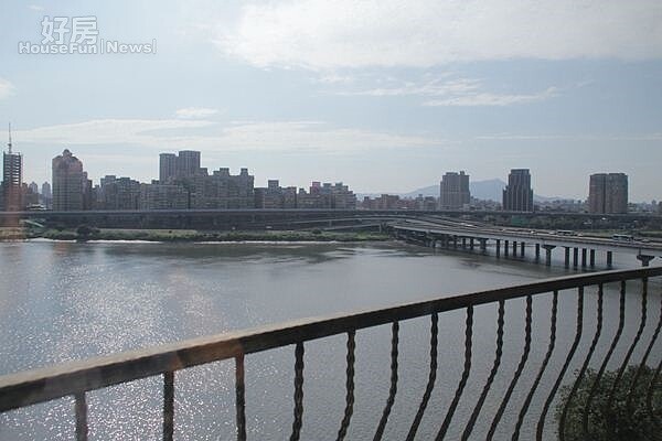 2.從客廳看出去,淡水河美景盡收眼底。