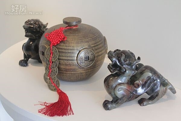 玄關設置一對豼貅,迎財富添好運。