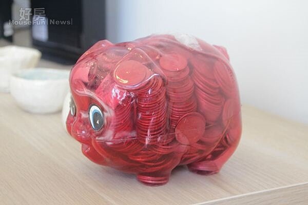 8.「豬公撲滿」是雞排妹母親的遺物,對她來說意義遠超過裝飾。