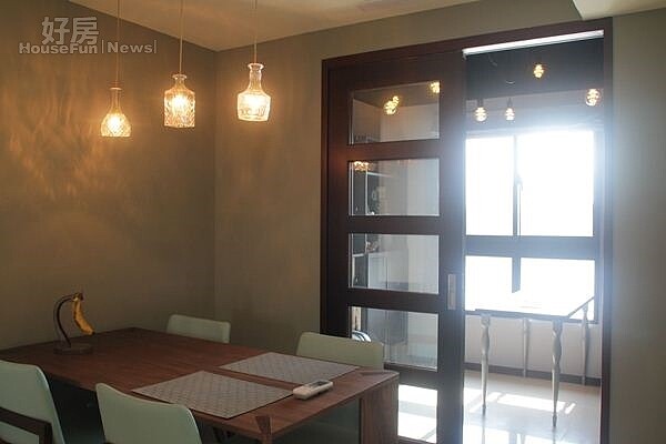5.小巧的餐廳,搭配造型燈具很有特色。