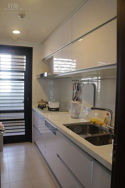 6.精緻的廚房整潔明亮,讓她倆可一展廚藝。