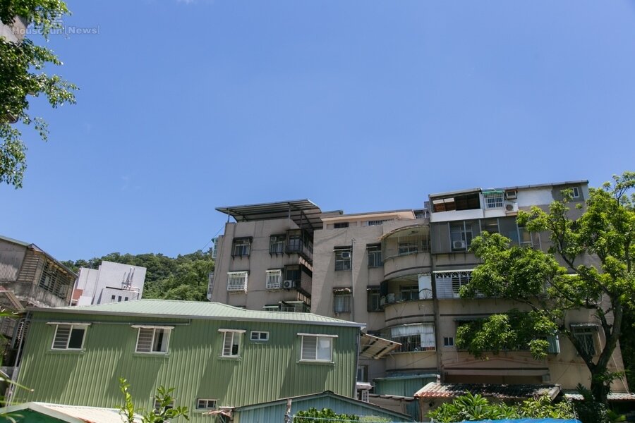 許多學生都租在頂樓加蓋,只因為租金較為便宜,安全部份卻難以保證。(好房網記者張聖奕/攝影)