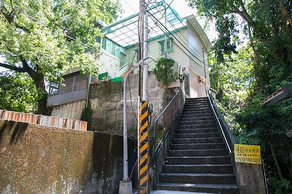 世新大學外租屋廣告。(好房網記者張聖奕/攝影)