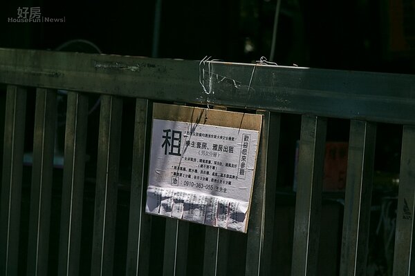 世新大學外租屋廣告。(好房網記者張聖奕/攝影)
