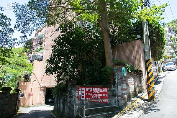 世新大學外租屋廣告。(好房網記者張聖奕/攝影)