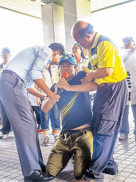 有民眾說到激動處當場下跪,一旁的縣政府發言人黃健嘉及農業處副處長急忙攙扶。 記者林良齊/攝影