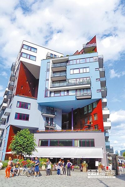 奧斯陸詩戶門(Tjuvholmen)區由20個建築師共同打造商辦和居住空間。(黃麗如攝)