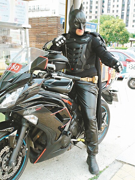 自稱「八月」的男子昨天買雞排送到新竹仁愛之家給小朋友,盼帶給他們驚喜。 記者羅緗綸/攝影