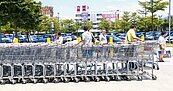 逾半賣場　推車內放小孩