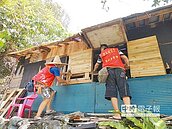 獨居長者居陋室　志工助修繕