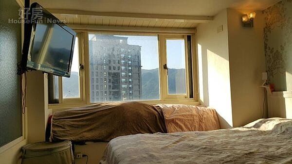 5.臥房的大片窗戶,採光良好。