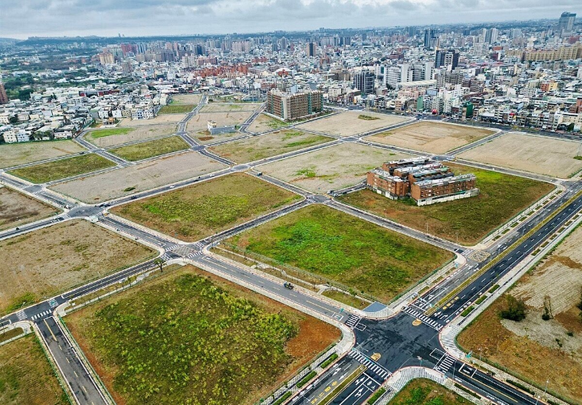 中壢市心與舊市區未來具備中壢體育園區、鐵路地下化與捷運路網建設利多，房市極具增值潛力。圖／桃園市政府提供