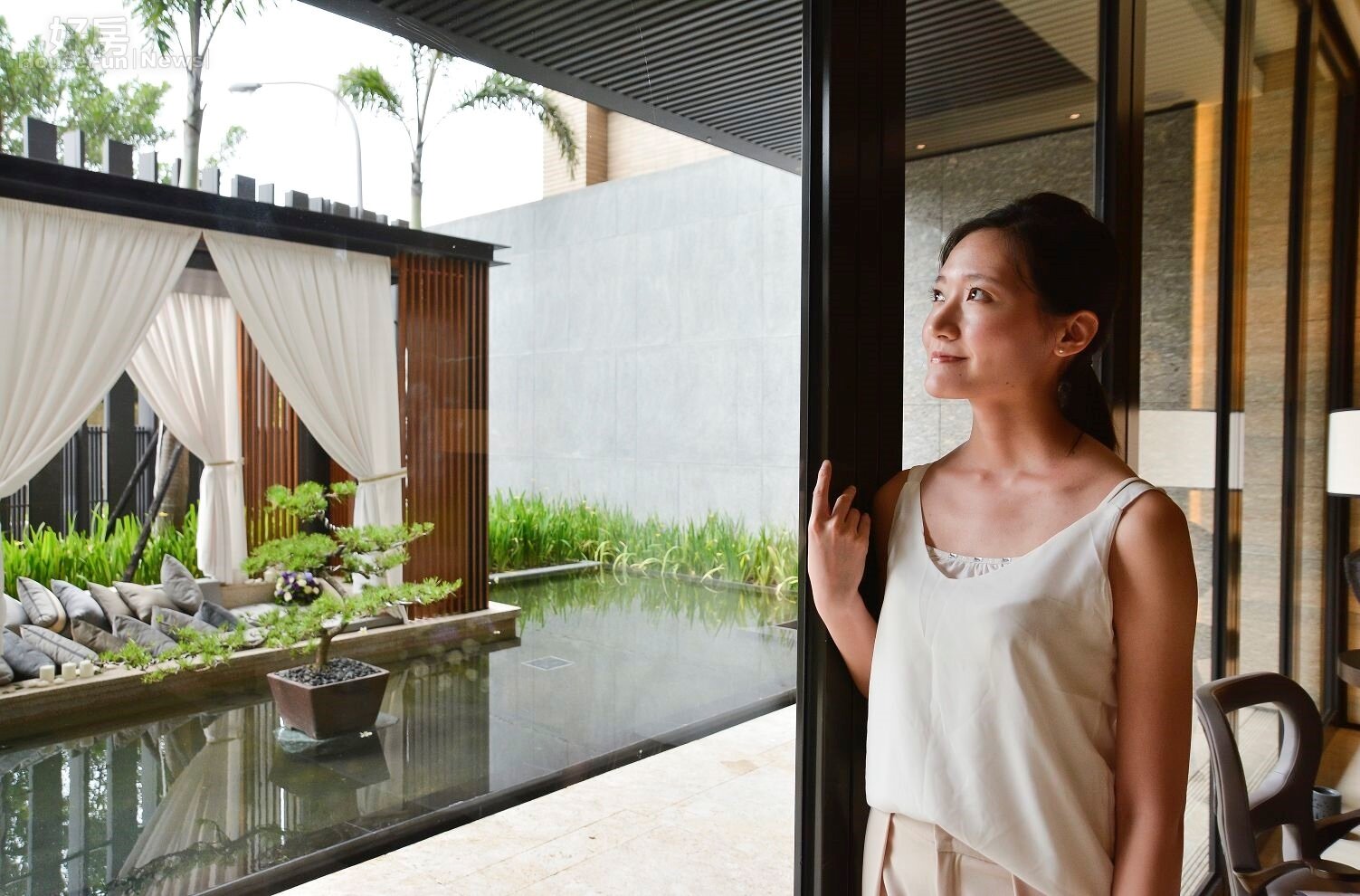 公設的藝術造景常吸引看屋的人購買欲望,但千萬別忽略的公設比是否符合自己的需求。(好房網News記者 陳韋帆/攝影)