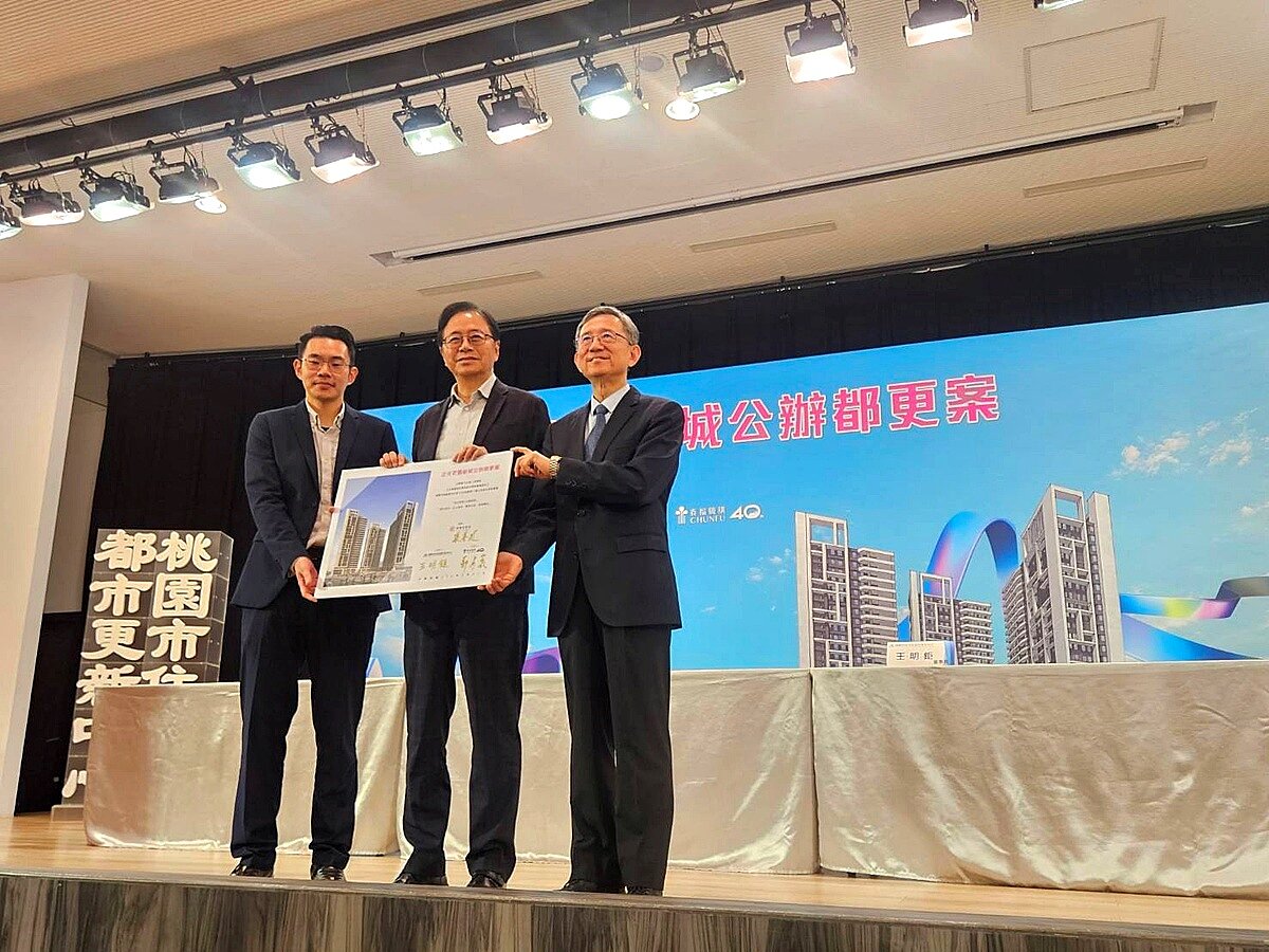 桃園都更寫下重大里程碑！桃園市長張善政（中）見證「正光花園新城公辦都更案」簽約，由桃園市住都中心董事長王明鉅（右）與出資人「春福建設」正式簽署。圖／好房網News記者林和謙／攝
