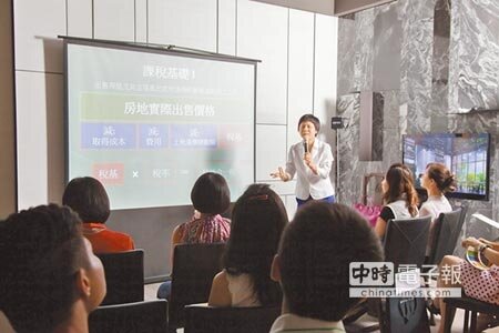 房地合一稅將於明年1月1日正式上路,為了協助購屋族了解自身權利,同興協記建設特別於「見山講堂」,邀請政和地政士事務所代書陳淑惠開講,場面相當熱烈。圖/黃繡鳳