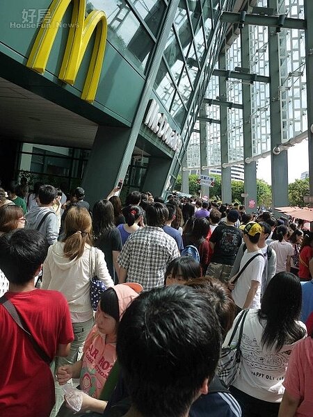 藝人演唱會吸引大批民眾前往小巨蛋,卻造成當地民眾困擾。(好房網News記者賈蓉/攝影)