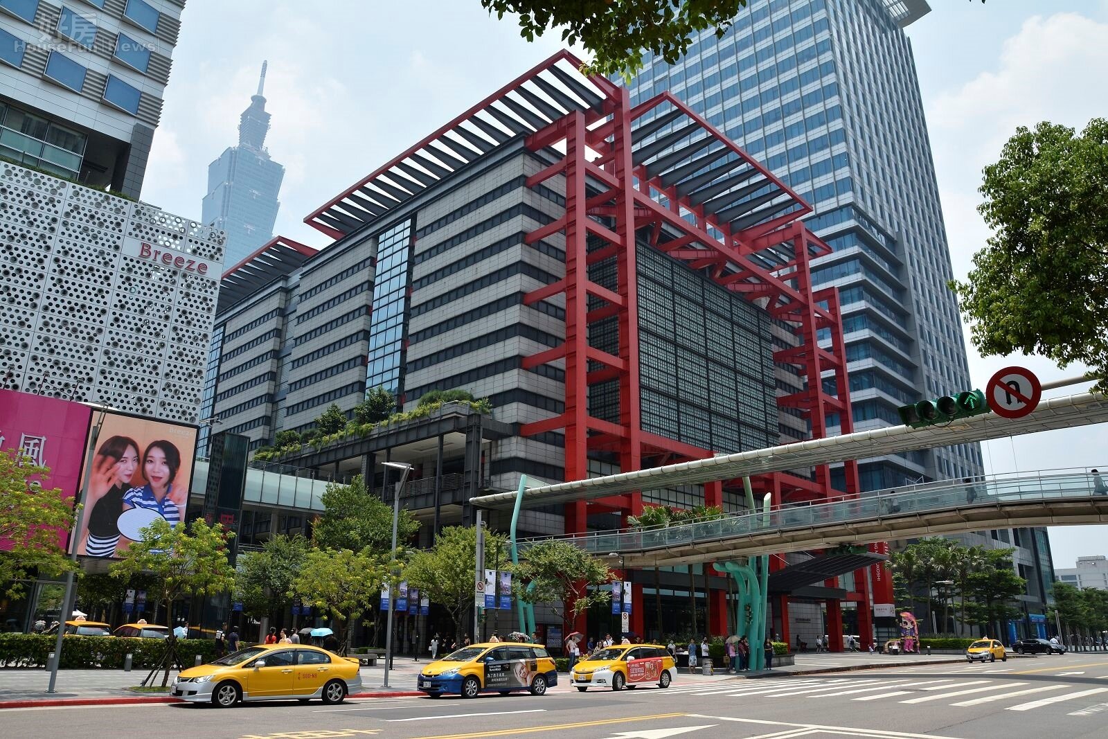 信義區新光三越。(好房網News記者 陳韋帆/攝影)