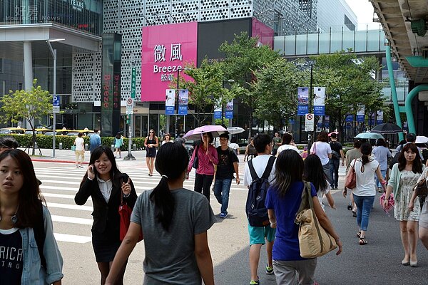 原本就人潮眾多的市府商圈,因為松高微風的加入讓人潮更加洶湧。(好房網News記者 陳韋帆/攝影)
