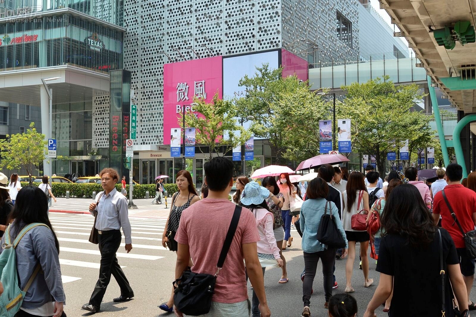 原本就人潮眾多的市府商圈，因為松高微風的加入讓人潮更加洶湧。（好房網News記者 陳韋帆／攝影）