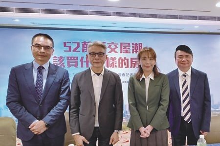 
國內第一次「住宅優化升級體檢」大調查正式出爐，發表會邀請房產領域專家給予建言，結構技師戴雲發（左起）、資深建築師闕河彬、住商企研室執行總監徐佳馨、富比士網路科技執行長陳高超。圖∕謝易晏
