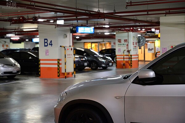 不夠賣!他怨「買2房沒得買車位」 內行人揭「2原因」新建案停車場「蓋越多越虧」 台北車位難尋,買房附車位容易讓買客上門。(好房網News記者 陳韋帆/攝影)