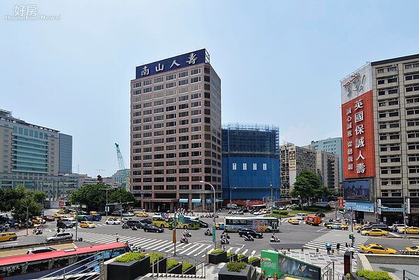 基隆路與忠孝東路口附近商辦林立。（好房網News記者 陳韋帆／攝影）