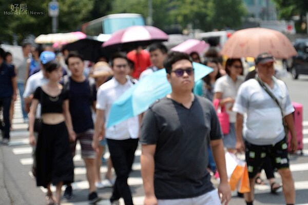 人潮街景照。(好房網News記者 陳韋帆/攝影)