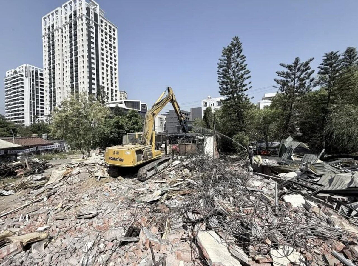 高雄仁武區緊鄰澄清湖的慈惠段935地號8筆市有地遭長期占用，工務局3月16日起強制拆除，一名承租修行會議場所的陳姓男子因不滿住家遭拆，當場全身潑滿汽油。記者宋原彰／攝影
