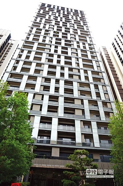 麗晶建設在漢神巨蛋商圈推出的豪宅建案「晶硯」,獲得2015高雄園冶獎。 圖/顏瑞田