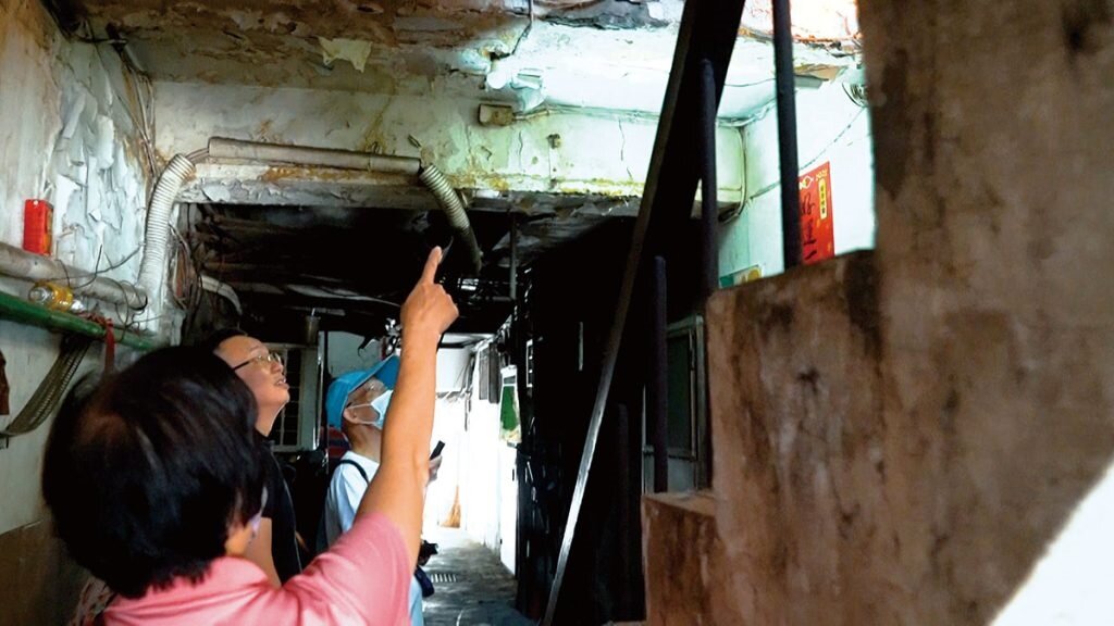 住都中心與住戶到社區現勘。