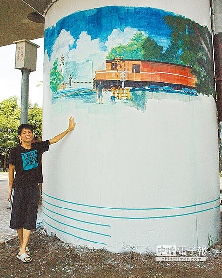 許恆誥將鐵道記憶彩繪於橋墩,期望成為林邊遊覽景點。(林和生攝)