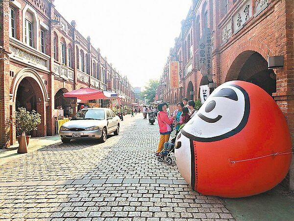 湖口老街假日觀光客較多，常見人車並行狀況。 記者莊旻靜／攝影