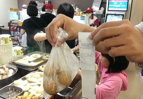 台中榮總統一超商賣場人員拿著中獎的發票影印本,以及三顆茶葉蛋。
記者趙容萱/攝影