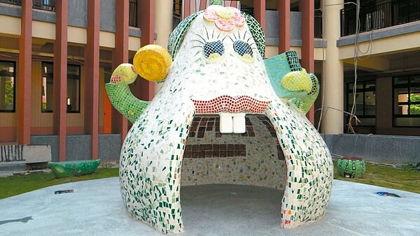 新市國小新完成的「開『心』果園」公共藝術品，融合在地文化元素，外型相當吸睛。 記者謝進盛／攝影