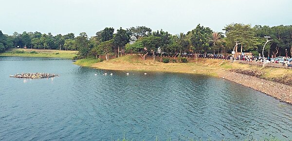 嘉義市蘭潭水庫快滿了,水面上音樂噴泉因廠商倒閉噴泉停擺,讓遊客失望。 記者魯永明/攝影