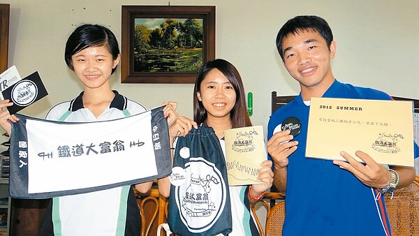 曾文家商舉辦「鐵道大富翁」壯遊活動,帶領學生在火車行進中累積人生歷練,學生上了寶貴一課。 記者謝進盛/攝影