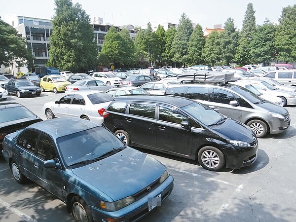 虎尾布袋戲館免費停車場被佔用嚴重,車位一位難求。 記者蔡維斌/攝影