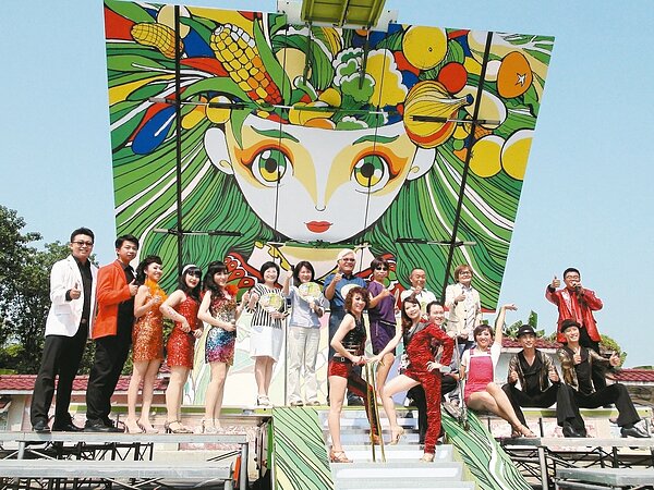 雲林縣政府與舞台車業者合作，打造以雲林農業為特色的「青春舞台車」，結合在地藝文團體，將於本周五下鄉巡演。 記者陳雅玲／攝影